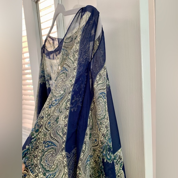 Delicate in nature yet bold in style. Blue shawl/scarf/poncho - Picture 7 of 9